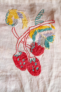 白色织物上的草莓手工刺绣光滑装饰，白俄罗斯复古民间刺绣，19 世纪下半叶