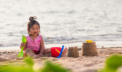 可爱的小女孩用玩具沙具玩沙子