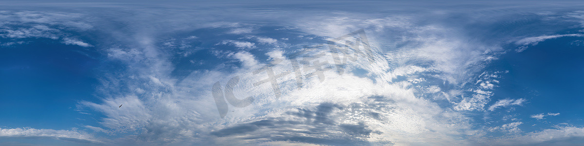 天空深蓝摄影照片_与金黄积云的深蓝日落天空全景。