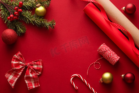 红色背景礼物礼盒摄影照片_圣诞节准备、节礼日和节假日送礼、圣诞牛皮纸和红色背景礼盒丝带作为包装工具和装饰品、DIY 礼物作为节日平铺