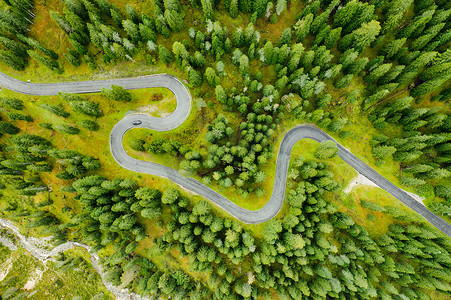 在五彩缤纷的 Giau Pass 著名的蛇道上驾驶汽车