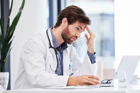 医生在笔记本电脑上阅读医院数据、结果和新闻失败、错误或错误时的头痛、压力和焦虑。