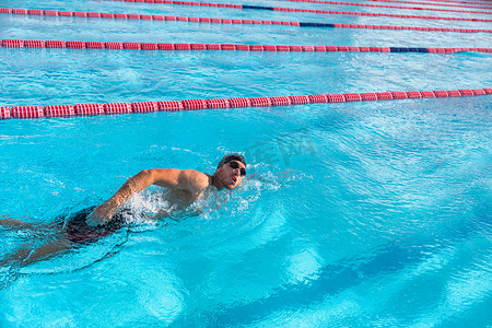 游泳运动员游泳运动员在游泳池训练中游泳以进行比赛。
