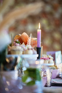 豪华婚礼或派对、迎婴派对、生日和美丽的鲜花、蛋糕、蜡烛装饰的餐桌布置。
