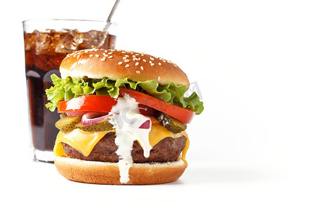 汽水肉摄影照片_经典芝士汉堡与汽水隔离在白色背景。