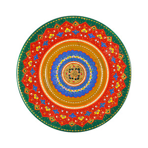 乌兹别克斯坦白色背景花卉图案东方陶瓷盘的俯视图