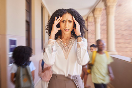 背景模糊的学校、学院或学习校园的黑人妇女、教师和头痛压力。