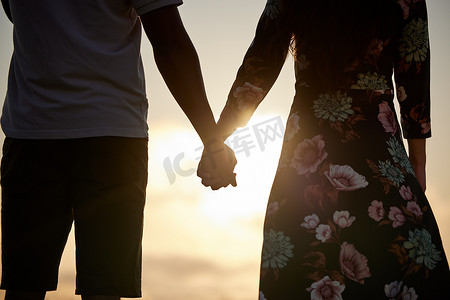 信任、爱和情侣在日落时牵手支持婚姻、承诺和团结。