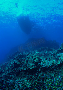 潜水船和礁石