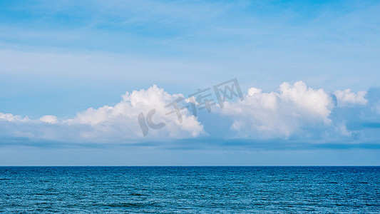 大气全景真实照片美丽的夏日白云清澈的蓝天地平线平静空旷的大海。