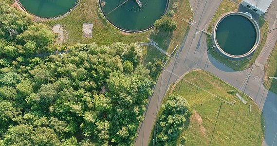 现代污水处理厂污水处理设施鸟瞰图，展示曝气净水池
