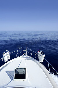 蓝色地中海游艇上的小船