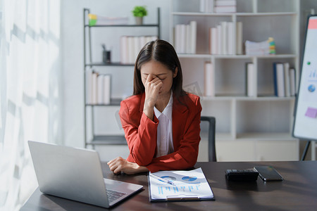 女性焦虑摄影照片_企业主肖像、使用计算机和财务报表的女性对扩大市场以提高投资业务能力的焦虑表达