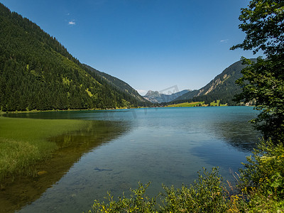 看见摄影照片_在 Tannheim Valley 的 Vilsalpsee 徒步旅行