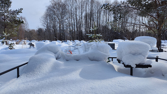 墓地十字架摄影照片_多雪的冬天的乌克兰传统公墓。