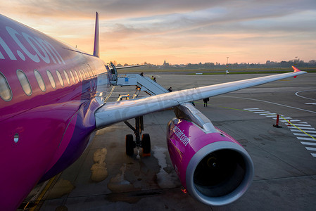 a320neo摄影照片_布鲁塞尔，比利时-2015 年 11 月 23 日：Wizzair 飞行飞机在布鲁塞尔，比利时。 