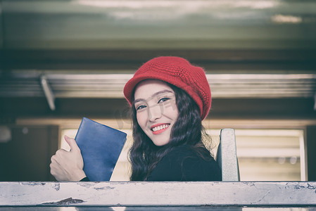 亚洲女旅客在火车上快乐地读书