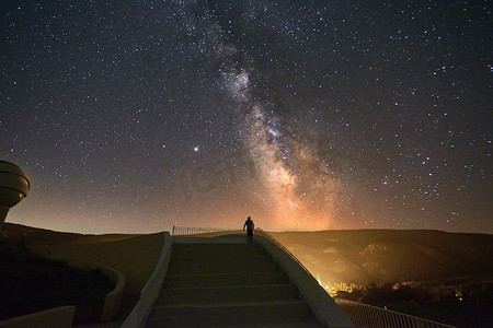 大楼梯上观看银河的人