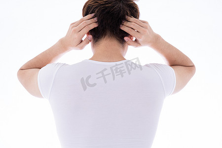 一个男人在孤立的白色背景下感到筋疲力尽，颈部和头部疼痛和受伤。