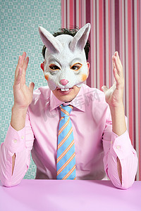 戴着滑稽兔子面具的商人