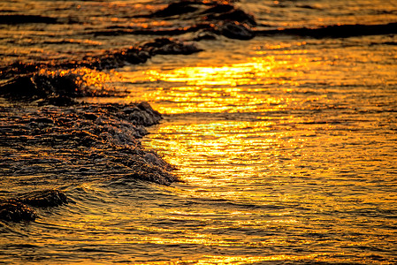 波罗的海冲浪与早晨的阳光