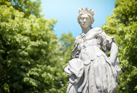古典雕像摄影照片_欧洲波兰华沙公园的古典雕像