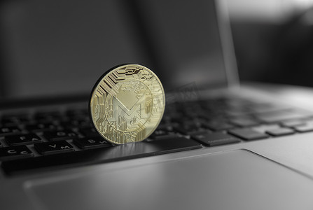 笔记本电脑上的 Monero 硬币符号，未来概念金融货币，加密货币符号。