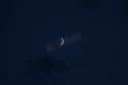 月份icon摄影照片_在夜空与星星的美丽月份。