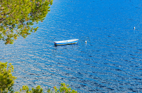 蓝色海水中锚定划艇的田园诗般的景色