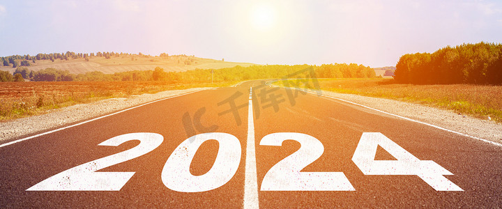 相约2024摄影照片_2024写在空柏油路中间的高速公路上