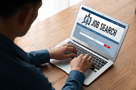 在流行网站上在线求职，供工人寻找工作机会