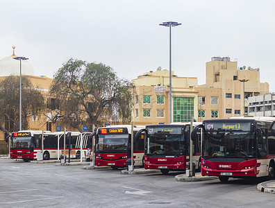 阿联酋迪拜 — 12.22.2021 — Satwa 巴士站。