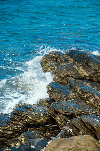 冲击海浪摄影照片_海浪冲击岩石