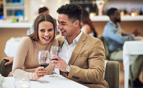 爱情、美酒和幸福的情侣在一家餐厅度过情人节，在欢笑的同时庆祝和结合。