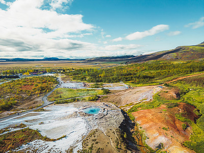 冰岛 Strokkur 间歇泉和温泉的航拍照片