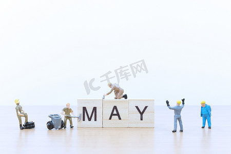 可以与 Miniature people worker 交谈