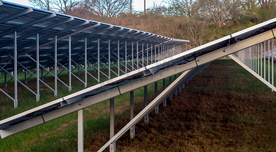 在北方的一个大公园里用太阳能模块产生清洁能源