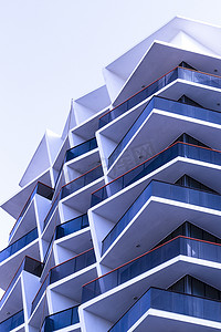 阿联酋迪拜 — 03.26.2021 迪拜硅绿洲地区一栋 binghatti 蓝宝石建筑的正面。