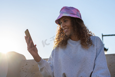 手机夏季夏季摄影照片_黑人女性在户外用手机聊天