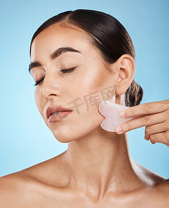 用于皮肤科、化妆品和健康的面部按摩、瓜沙和护肤女性。
