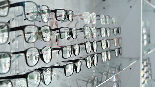 眼镜店货架上的眼镜图片。