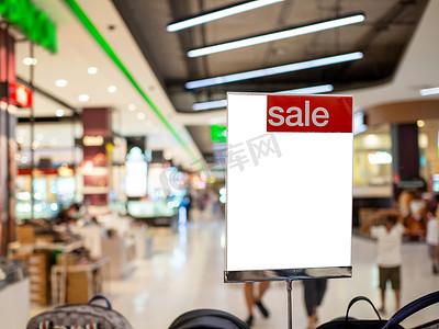 商场营销摄影照片_空白产品价格标签显示产品在商场的销售情况。