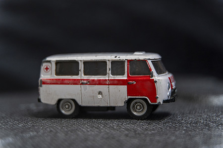 玩具车救护车。