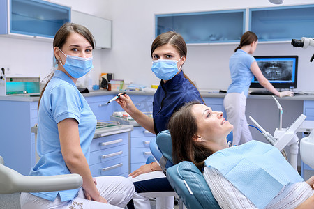 牙椅摄影照片_牙齿检查、治疗、牙椅上耐心的成熟女性