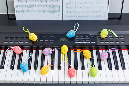 钢琴乐器音乐上的复活节彩蛋装饰