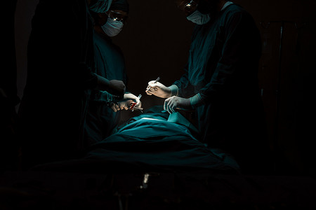 手术团队在无菌手术室对病人进行手术。