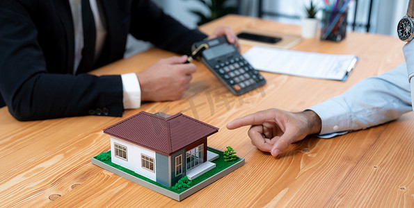 房地产经纪人计算税收和利息与买方讨论。