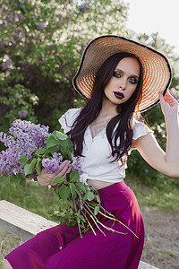 记得看淡些摄影照片_一个黑头发的时尚女孩，夏天淡紫色色调的春天肖像。