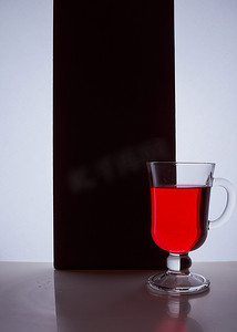 红色玻璃与黑色白色背景上的红色液体。