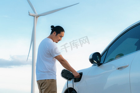 有他的 EV 汽车和风力涡轮机作为可再生能源概念的进步人。